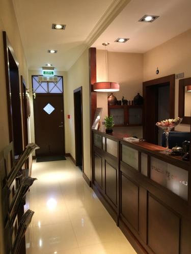 シュチェチンにあるStacja Grandの廊下、ドア、キッチンが備わる客室です。