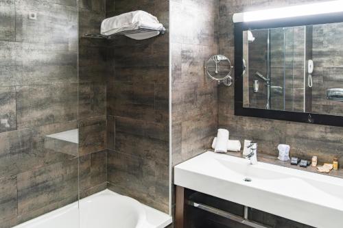 a bathroom with a sink and a shower at Bakour La Manga Splash in La Manga del Mar Menor