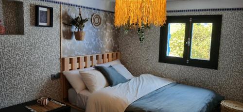 a bedroom with a bed and a window at Precioso estudio a pie de playa in Cabo Negro