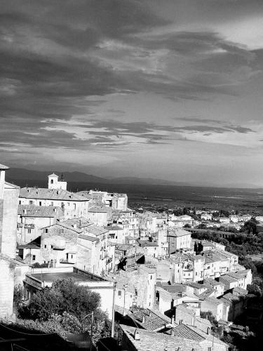 a black and white photo of a city with buildings at Casa Checca e Casa Maria appartamenti per vacanze in Caprarola