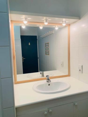 a bathroom with a sink and a mirror at Résidence le patio - Mimizan plage in Mimizan-Plage
