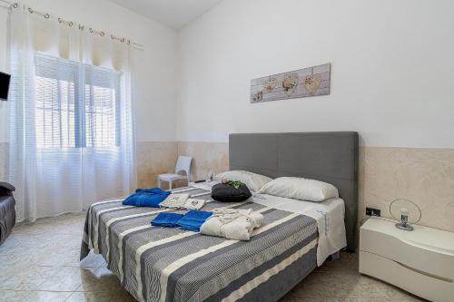 a bedroom with a large bed with towels on it at Villa Anny con idromassaggio in Avola