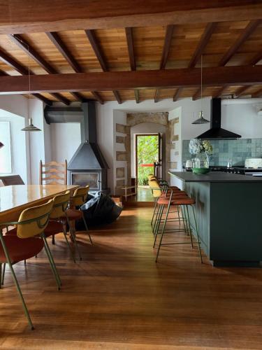a kitchen and dining room with a table and chairs at Casa Malde in Cedeira