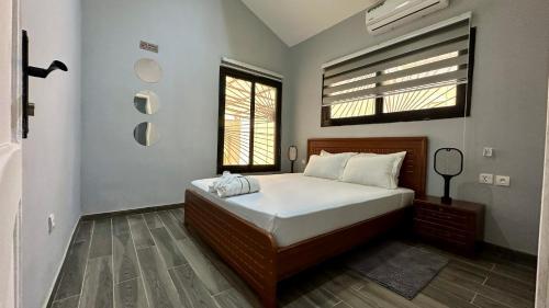 a bedroom with a bed and a window at Villa La Lagune in Mbour