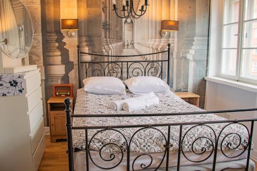 a bedroom with a bed with two towels on it at Perła Rynku - urokliwy apartament w samym centrum in Wrocław