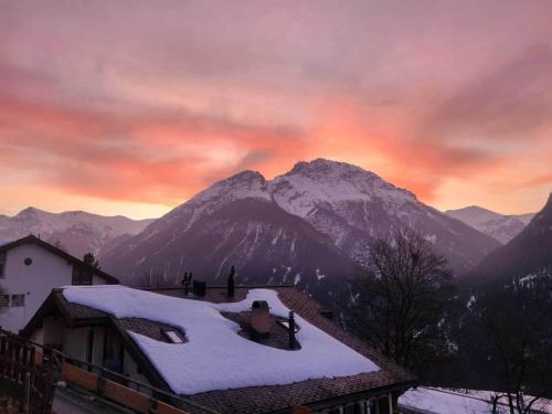 Blick auf eine Bergkette mit Schnee auf einem Dach in der Unterkunft Chasa Foppa in Scuol