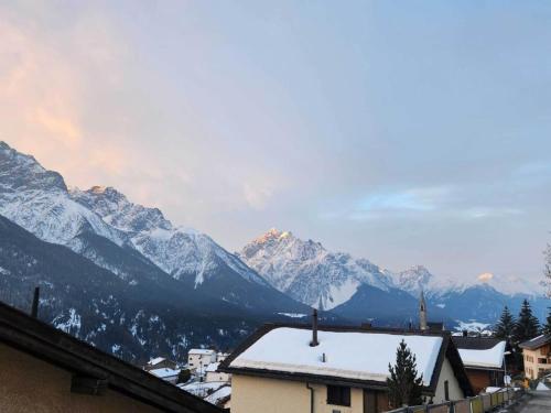 Blick auf eine Bergkette mit schneebedeckten Bergen in der Unterkunft Chasa Foppa in Scuol
