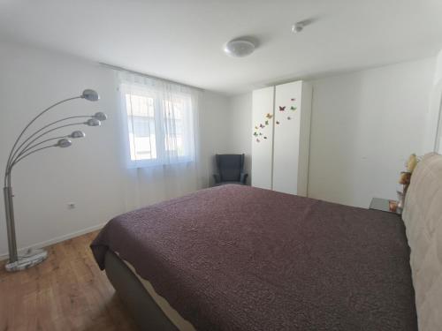 a bedroom with a bed and a window at Zeitlos in Stutensee