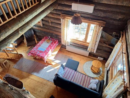 an overhead view of a living room in a log cabin at Kelola Cottage in Keyritty