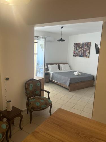 ein Schlafzimmer mit einem Bett und einem Stuhl in der Unterkunft Oasi studio in Bendevís