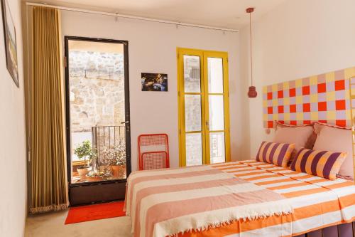 a bedroom with a bed and a window at Plumard in Arles