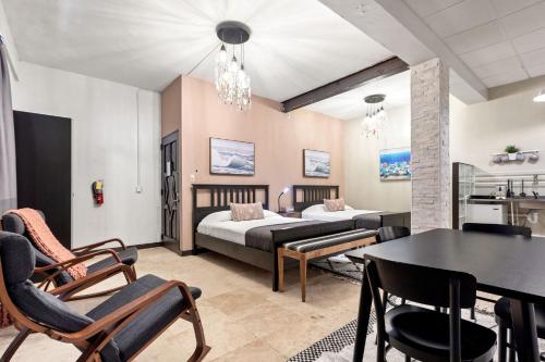 ein Schlafzimmer mit einem Bett, einem Tisch und Stühlen in der Unterkunft Rincon Plaza Hotel in Rincon