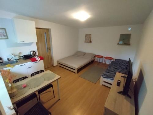 a small living room with a bed and a table at Pokoje Gościnne u DORIS in Stegna