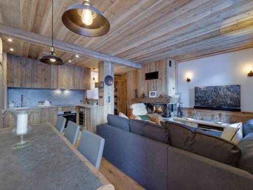 Superbe duplex 68m² avec cheminée, 2 chambres, parking intérieur, et services inclus à Val d'Isère