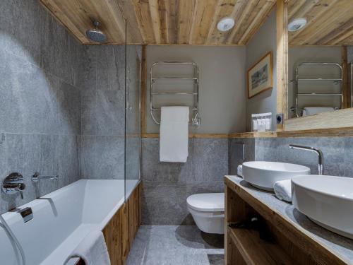 Superbe duplex 68m² avec cheminée, 2 chambres, parking intérieur, et services inclus à Val d'Isère