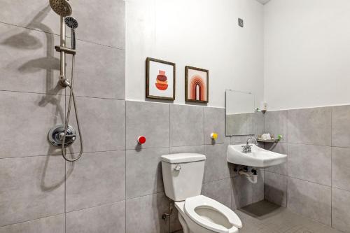 ein Badezimmer mit Dusche, Toilette und Waschbecken in der Unterkunft Rincon Plaza Hotel in Rincon