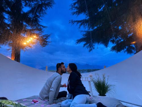 a couple kissing in the snow at night at FUGA ROMANTICA - Panoramica in Almese