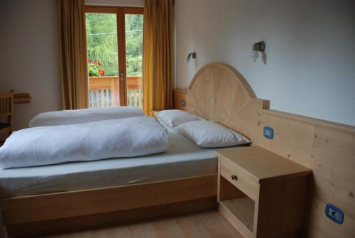 サン・マルティーノ・イン・バディーアにあるCiasa Elkeのベッドルーム1室(ベッド1台、デスク、窓付)