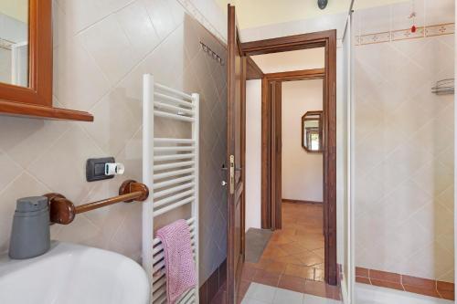 a bathroom with a shower and a toilet in a room at Casolare Sotto le Mura in Anghiari