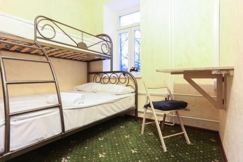 モスクワにあるWinterfell on Tsvetnoy Bulvarのベッドルーム1室(二段ベッド2組、デスク付)