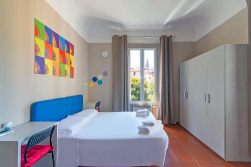 een slaapkamer met een wit bed en een raam bij Hotel Genesi in Florence