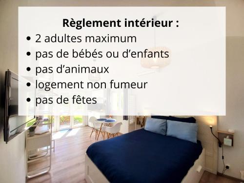 a bedroom with a bed with blue sheets at Studio cosy avec terrasse privée - arrivée autonome in Rouffiac-Tolosan