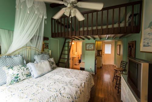 a bedroom with a bed with a ceiling fan at Captiva Island Inn in Captiva