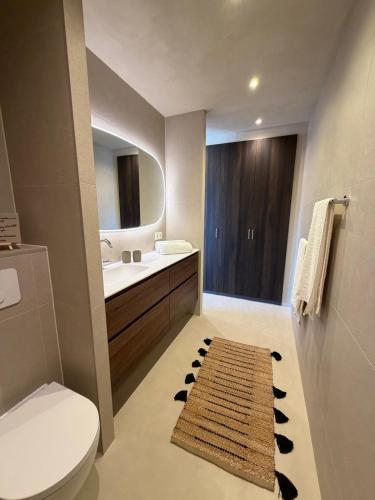 a bathroom with a toilet and a sink and a mirror at Casa Martens in Monda