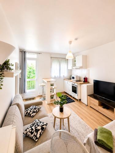 a living room with a couch and a table at Superbe studio proche Disney in Champs-sur-Marne