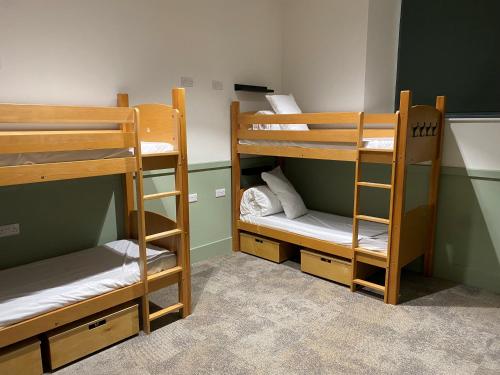 two bunk beds in a dorm room with a room with at Ashbourne Gateway Lodge in Ashbourne