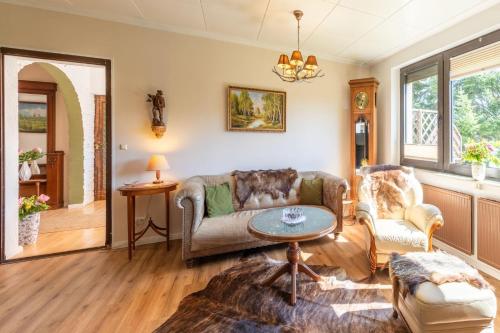 a living room with a couch and a table at Die Jagdhütte in Dedelow