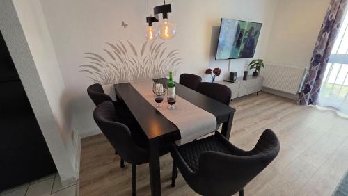 a dining room with a table and chairs at WarenERleben in Waren