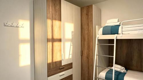 a small bedroom with bunk beds and a mirror at Casa Lanterna - Sottomarina in Chioggia