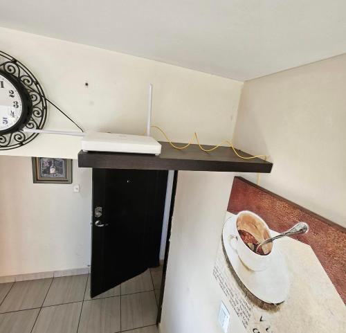 a shelf with a bowl of food on a wall at Departamento amoblado Tonsupa in Tonsupa
