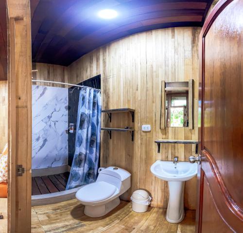 a bathroom with a toilet and a sink at Retazos Eco Hotel in Iquitos