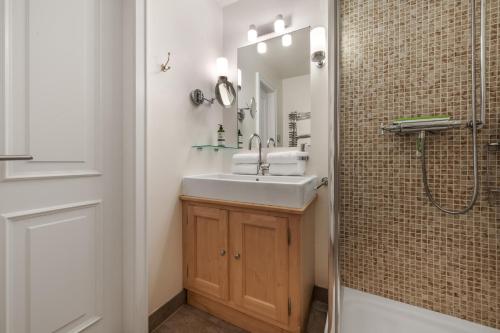 a bathroom with a sink and a shower at Lööws Roos in Wenningstedt