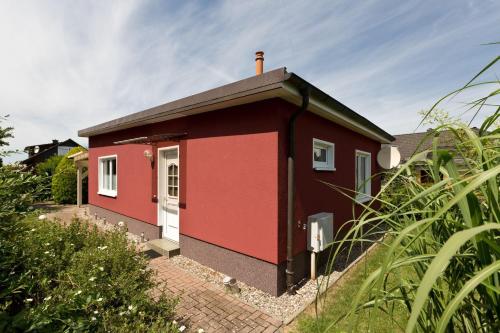 a red house with a white door at FH Wendorff in Klink