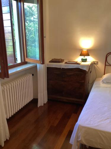 ein Schlafzimmer mit zwei Betten und einem Schreibtisch mit Lampe in der Unterkunft Francesca in Ancona