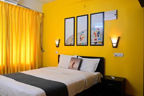 a bedroom with a bed with yellow walls at Serenity Casa ll in Varca