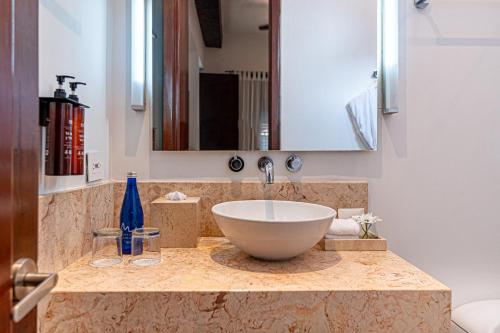 a bathroom with a bowl sink and a mirror at Hotel Boutique Santo Toribio in Cartagena de Indias