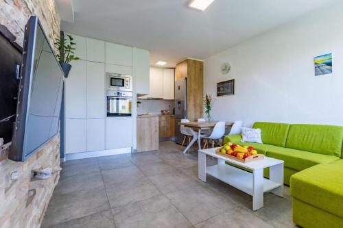 Stone & Sun 2BDR apartment with balcony