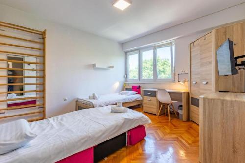Stone & Sun 2BDR apartment with balcony