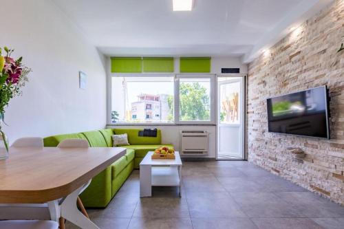 Stone & Sun 2BDR apartment with balcony