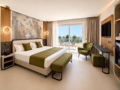 a hotel room with a bed and a table and chairs at Hotel Tirreno in Parghelia