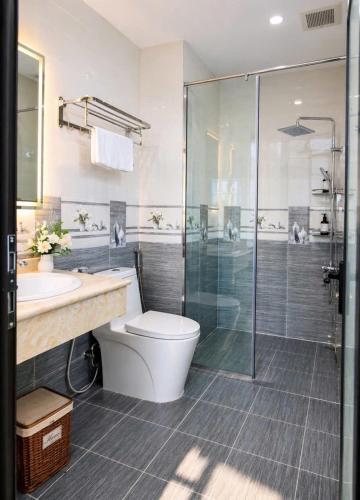 a bathroom with a toilet and a sink and a shower at Thăng long II Hotel flc sầm sơn Thanh Hóa in Sầm Sơn