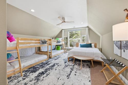 a bedroom with two bunk beds and a couch at Flatlanders Retreat in Twain Harte