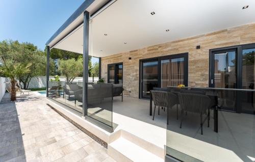 House with pool Mari