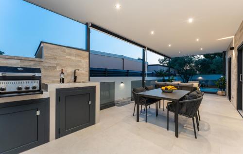 House with pool Mari