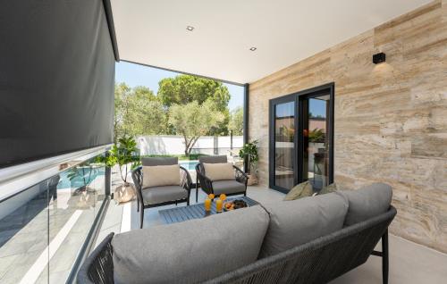 House with pool Mari