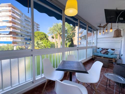 Apartamento San Juan Playa con piscina, zonas verdes y pistas deportivas